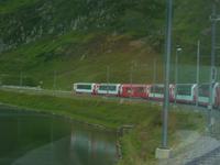 am Oberalppass im Glacier Express mit Blick auf einen entgegenkommenden Glacier 