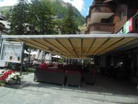 beim Rundgang durch Zermatt-- Sailerhaus 