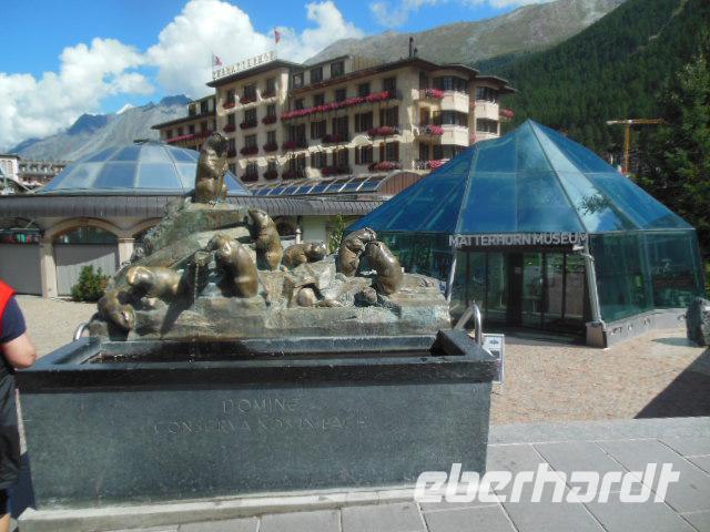 Murmeltierbrunnen in Zermatt mit alpinem Museum 