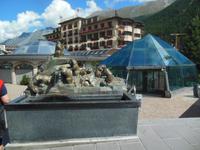 Murmeltierbrunnen in Zermatt mit alpinem Museum 