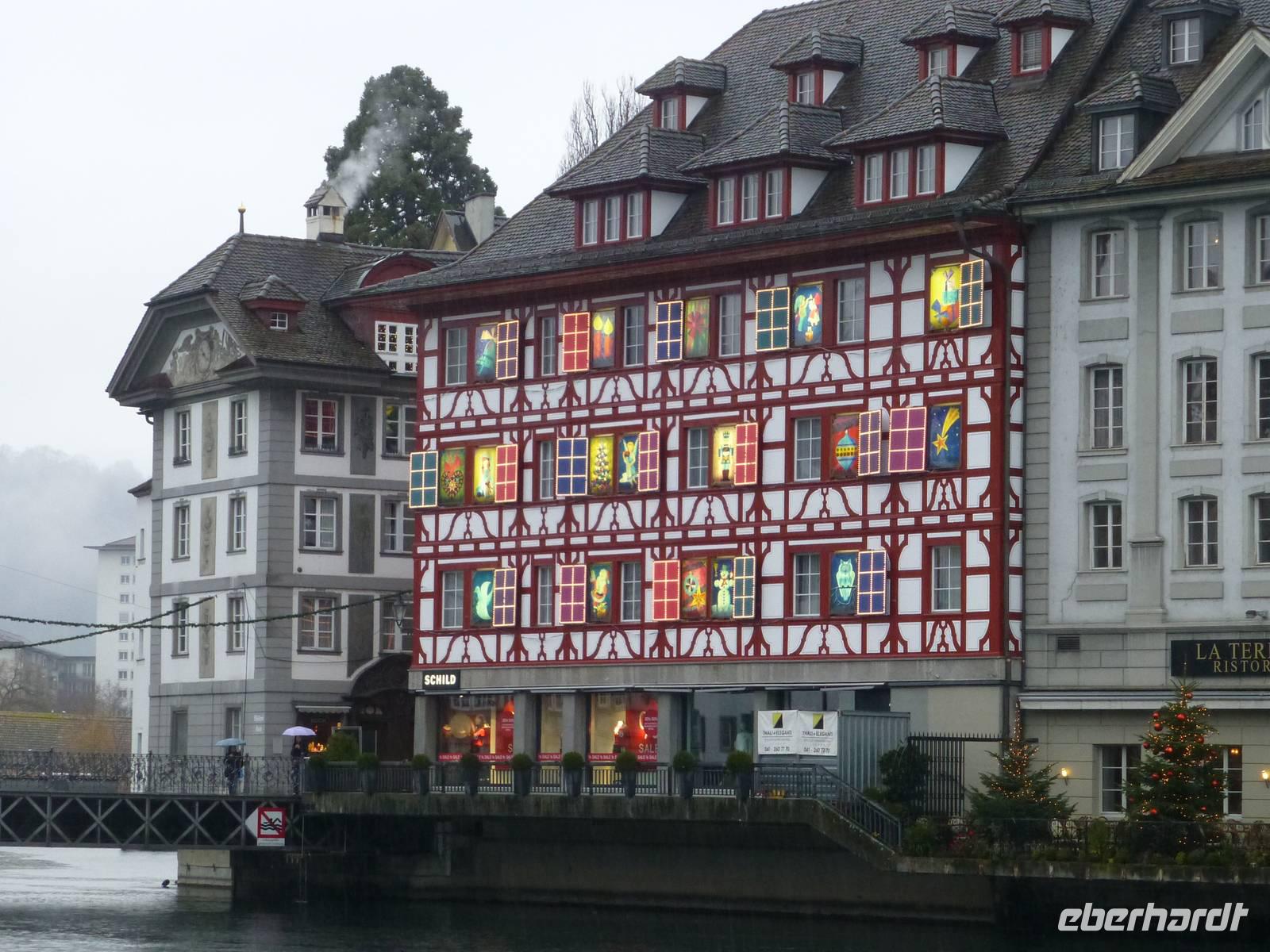 Luzern - typischer Adventskalender an Hauswand