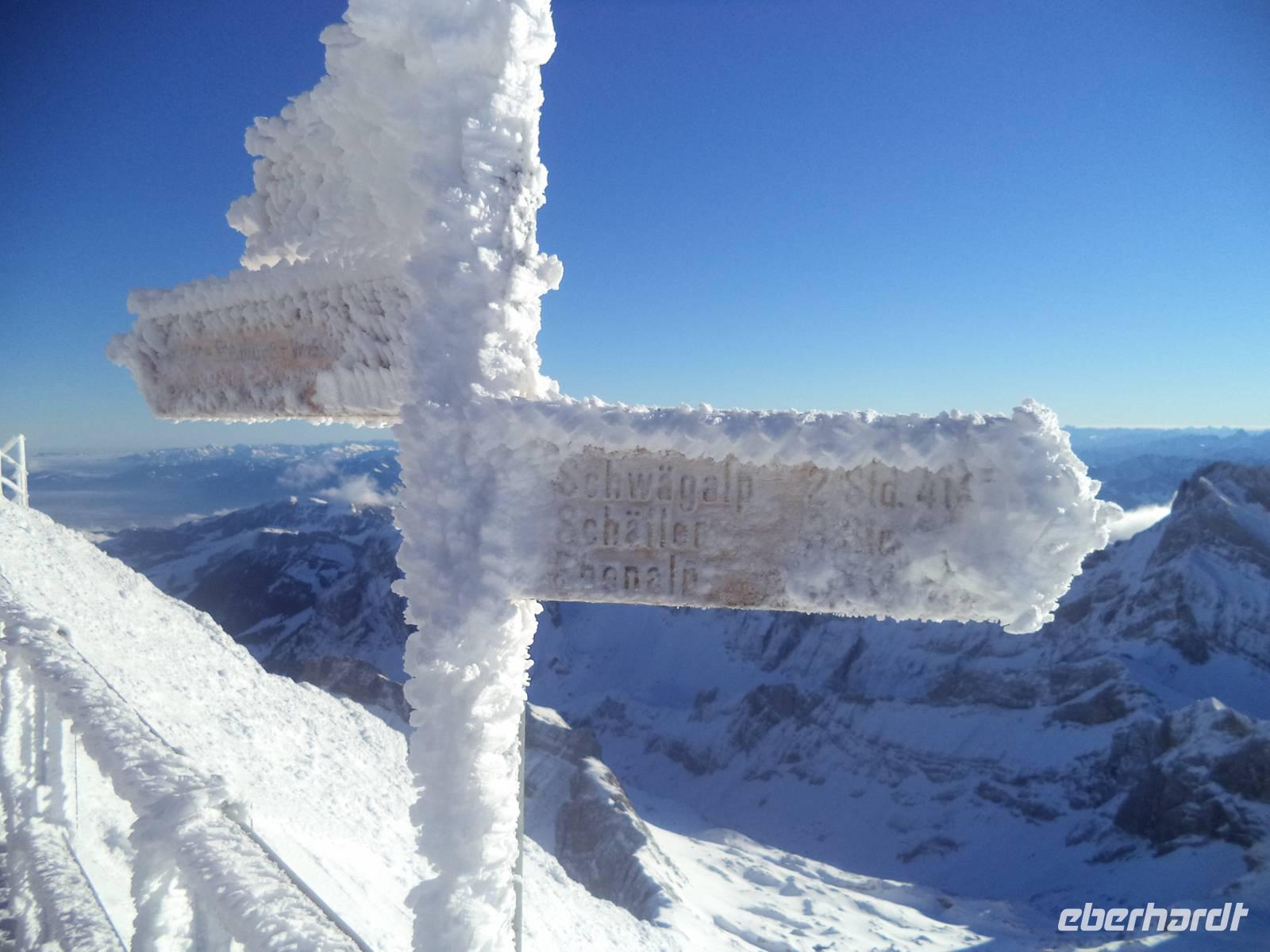 Vereister Wegweiser auf dem Säntis
