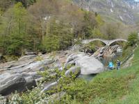 Verzasca-Tal - Römerbrücke (Ponte dei Salti) in Lavertezzo