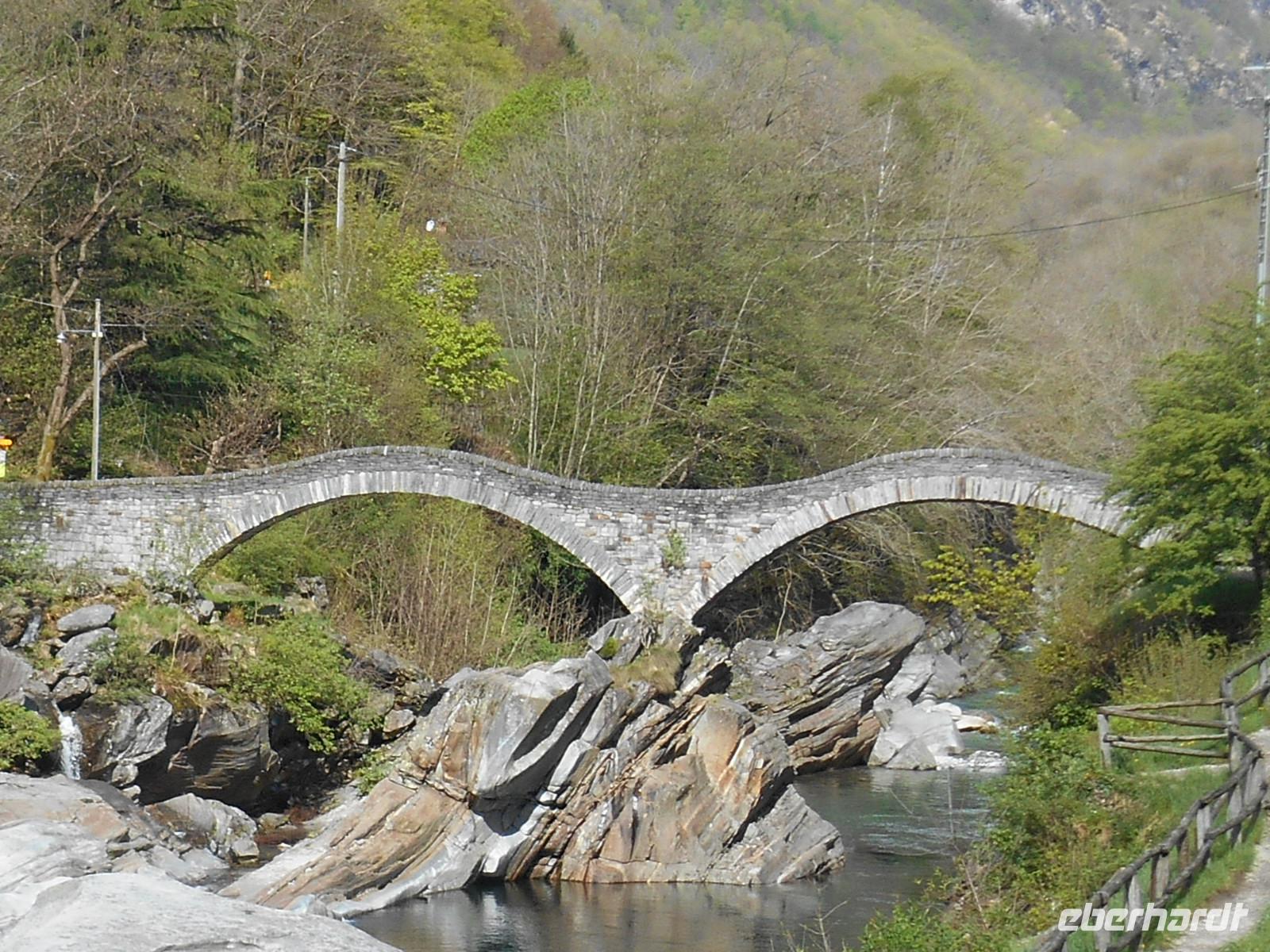 Verzasca-Tal - Römerbrücke (Ponte dei Salti) in Lavertezzo