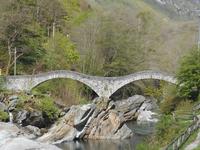 Verzasca-Tal - Römerbrücke (Ponte dei Salti) in Lavertezzo