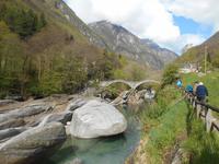 Verzasca-Tal - Römerbrücke (Ponte dei Salti) in Lavertezzo