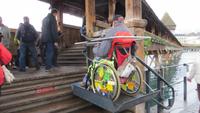 0187 Luzern - Andreas auf dem Rolli-Lift an der Kapellbrücke