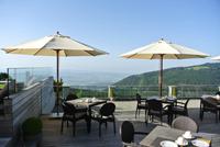 Terrasse im Grand Hotel le Rasses
