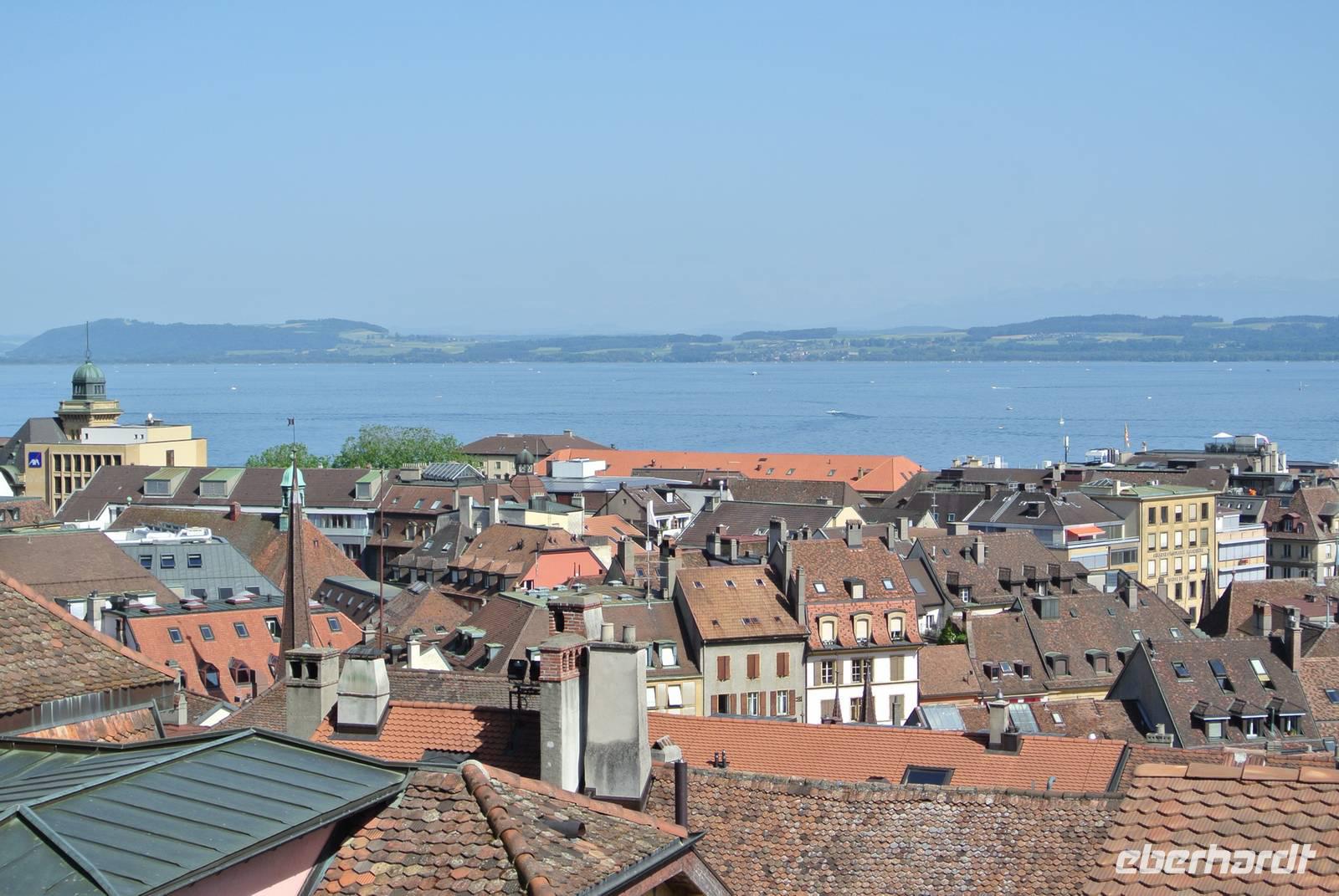 Blick auf Neuchatel und den Neuenburger See vom Schloss