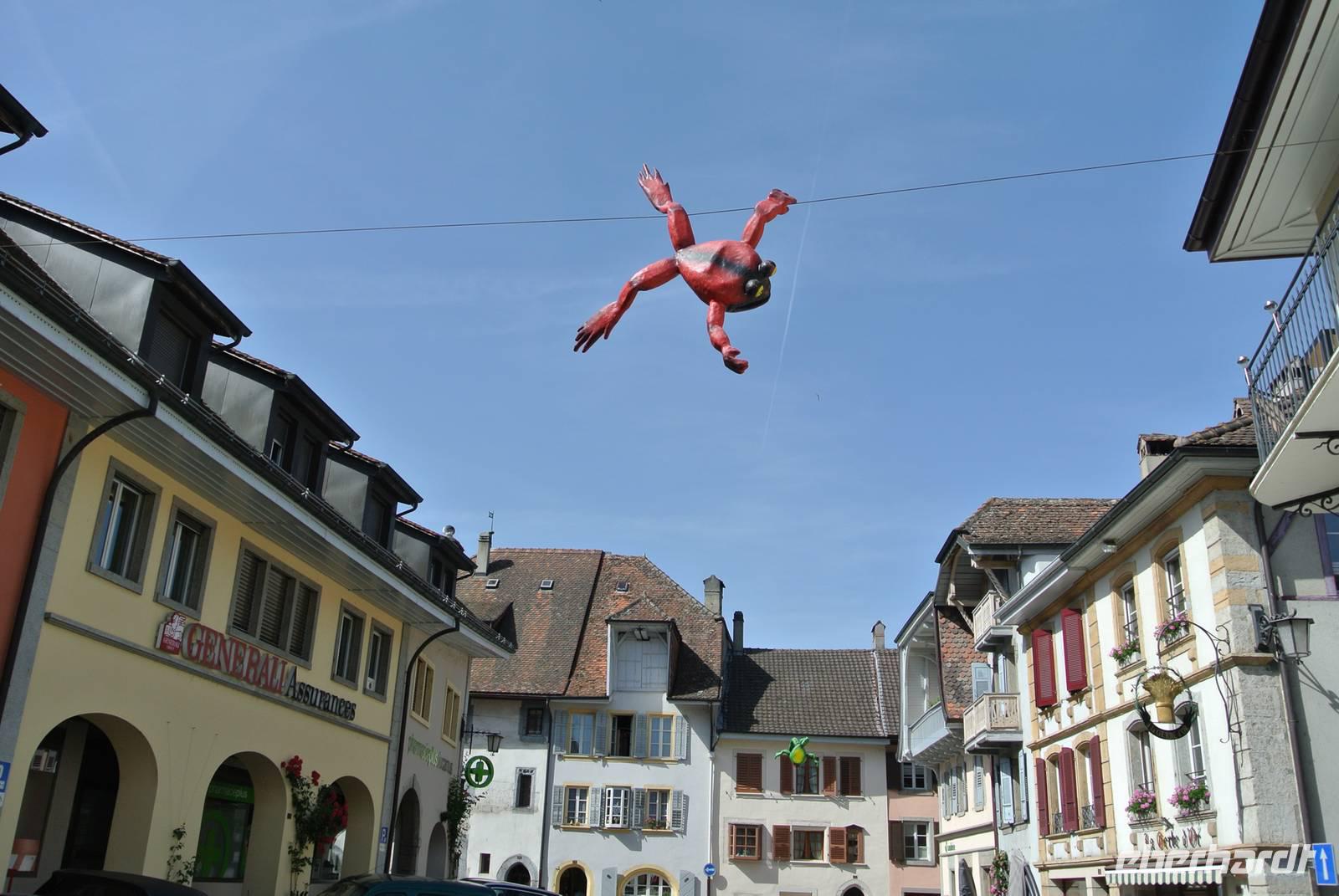 Hinweis auf das Froschmuseum in Estavayer le Lac