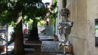 Skulptur von HR GIGER vor dem HR GIGER  Museum in Gruyeres