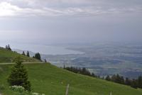 Panoramablick von der Alp Suchet (1500 m) auf den Neueburger See 