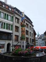 Der Justitia-Brunnen in der Altstadt von Lausanne