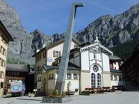 Am Dorplatz von Leukerbad, im Hintergrund die Gemmi