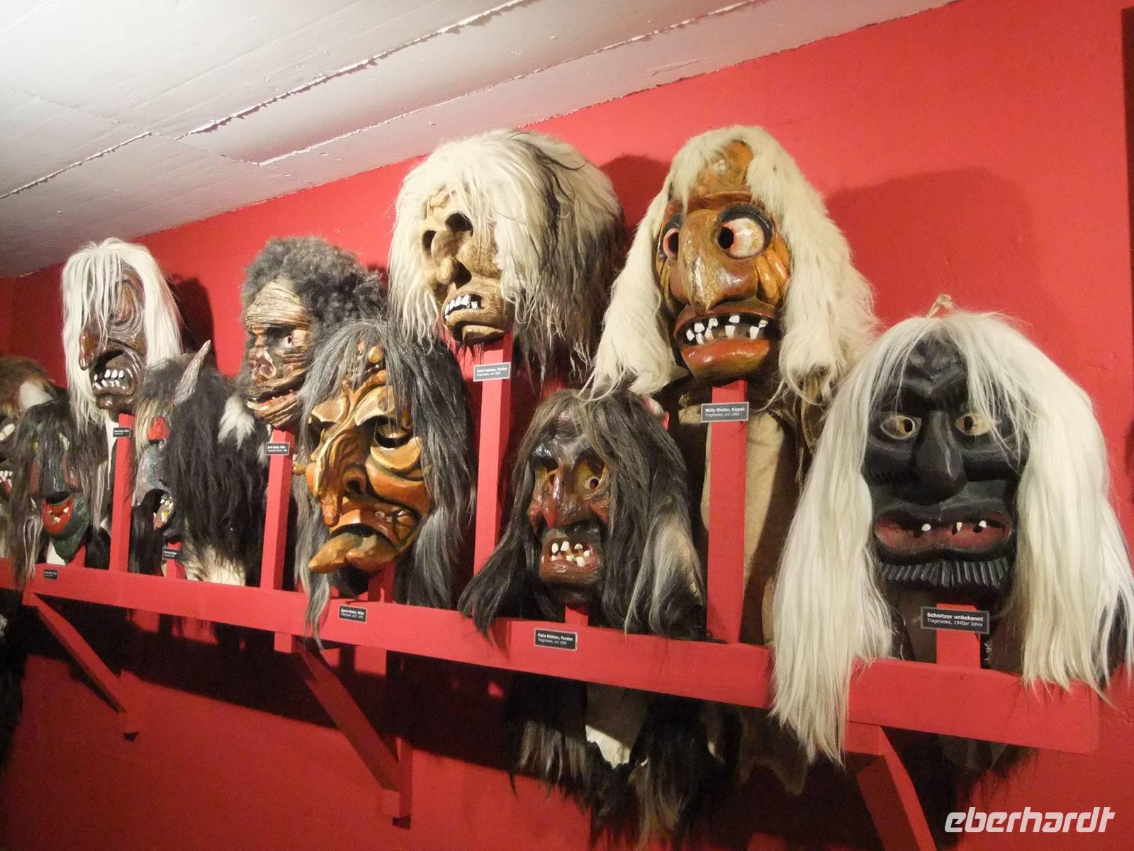 Das Lötschental ist für die Maskenschnitzerei bekannt