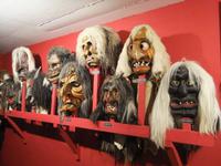 Das Lötschental ist für die Maskenschnitzerei bekannt