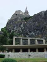 Die Bergkirche und der Eingang zur Felsenkirche in Raron