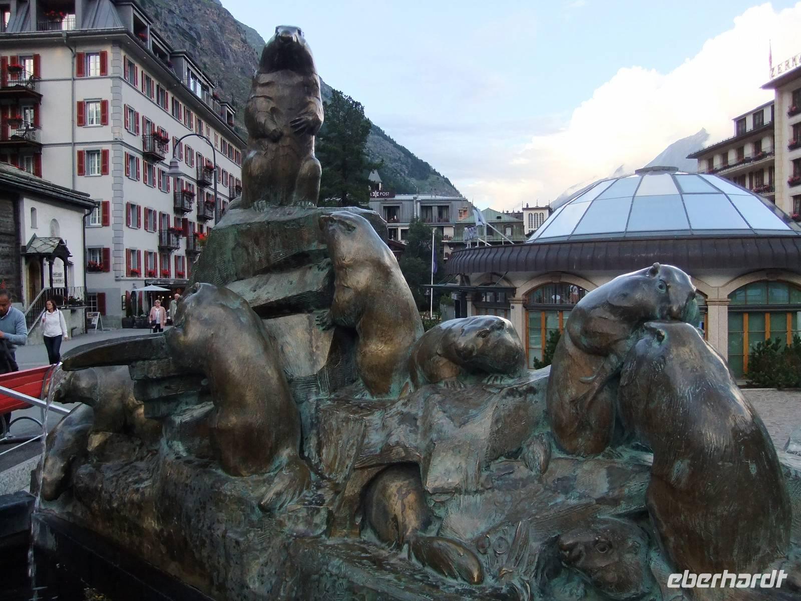 Der Murmeltierbrunnen in Zermatt