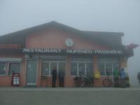 Nebel empfängt uns auf dem Nufenenpass