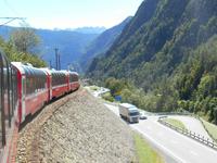 Fahrt mit dem Bernina-Express (Talabschnitt zwischen dem Lago di Poschiavo und Brusio)
