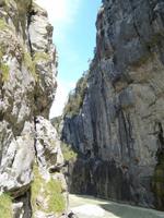 Felswände um uns herum