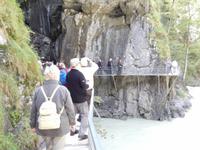 Auf schmalen Stegen durch die Aareschlucht