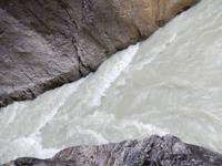 Das Wasser fließt schneller