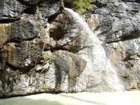 Mit großem Druck jagt das Wasser in die Aare