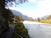 Und schon fließt die Aare, als gäbe es keine Schlucht