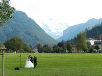 Ein Brautpaar vor dem Jungfraumassiv in Interlaken