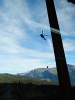 Beton wird in dieser Höhe per Hubschrauber transportiert