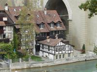 Kleine alte Häuser unterhalb der neueren Brücke...