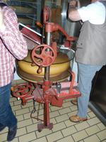 Hier wird der Emmentaler in Form gebracht