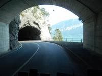 Viele Tunnel entlang des Sees... die sahen von unten gefährlich aus und nun fahren wir hier entlang