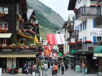 Die Bahnhofstraße in Zermatt