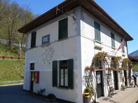 Fahrt mit der Centovalli-Bahn (Bahnhof in Re)