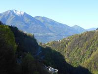 Blick von der Talsperre Verzasca auf den Lago Maggiore