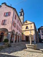 Auf dem Dorfplatz in Intragna und seinem bekannten Kirchturm 
