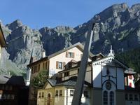 Auf dem Dorfplatz in Leukerbad - im Hintergrund die Gemmi
