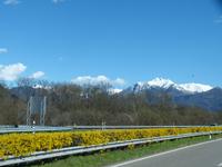 Auf der Fahrt zum Hotel winken die Berge im Norden mit Schnee