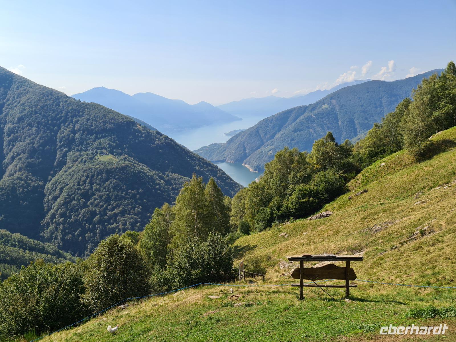 Ausblick vom Bergbauernhof Odro, unserem Tagesziel: vorne der Lago di Vogorno, an dem James Bonds 