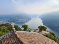 Blick vom San Salvatore über den Lago di Lugano, in Richtung Monte Brè (links)