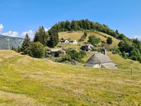 Calascio, mitten im vielen Grün zwischen Centovalli und Valle Onsernone