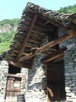 Cevio. Granitdach