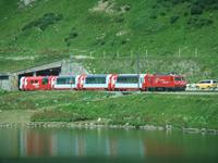 Der Glacier-Express auf dem Oberalppass