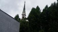 Der schiefe Turm der Kirche