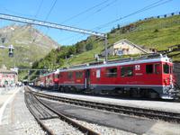 Fahrt mit dem Bernina-Express (Foto-Halt am Bahnhof 