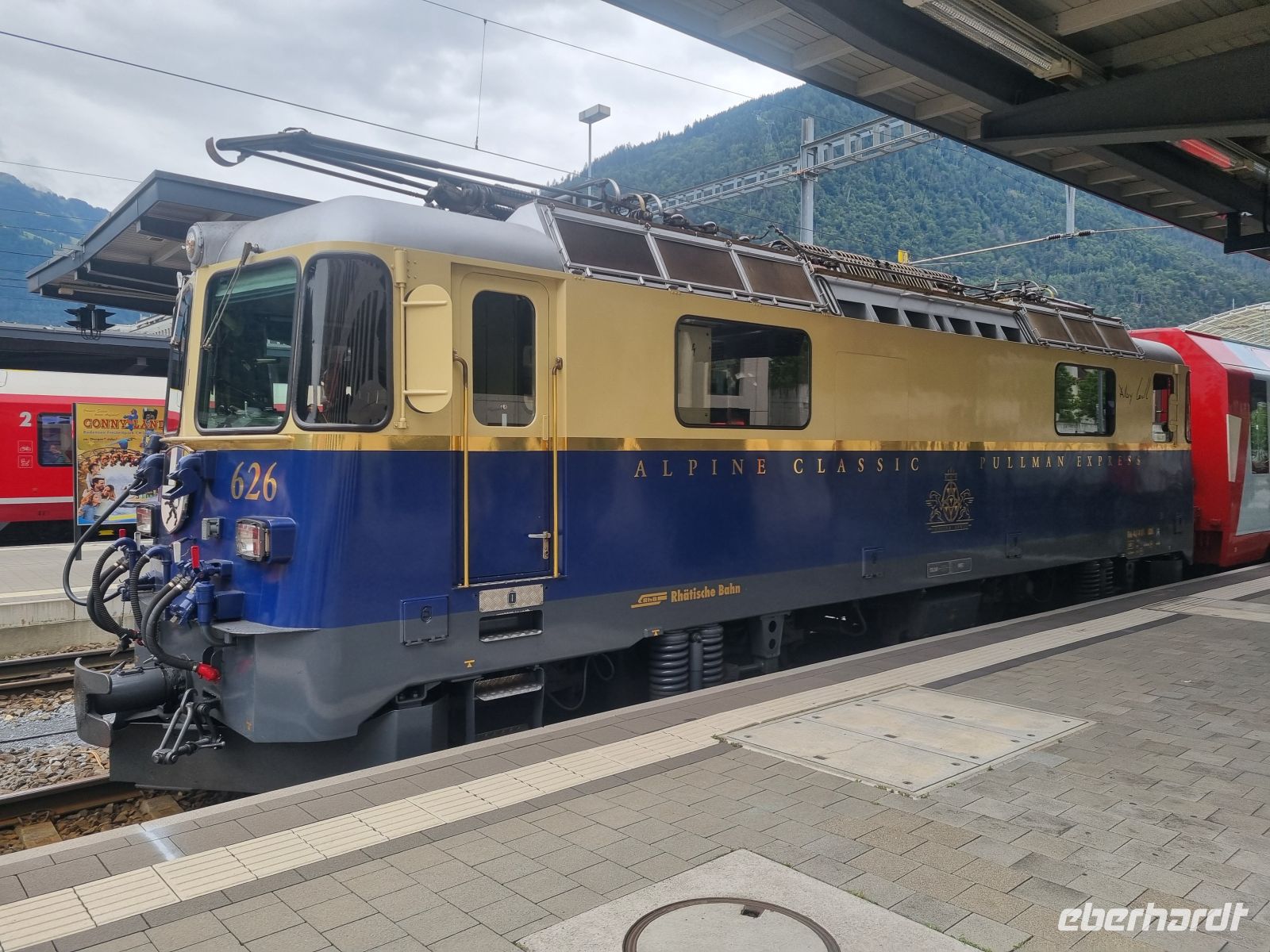 Fahrt mit dem Glacier-Express (Lok in Chur)
