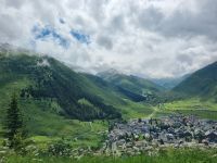 Fahrt mit dem Glacier-Express... (Blick auf Andermatt)