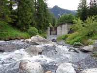 Geschiebesammler am Schiabach, Davos, Schweiz